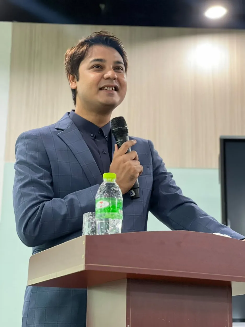 Sayar Zin Min Tun speaking at an education seminar